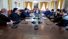 La reuni�n ayer en el consistorio, con hosteleros y con Gonzalo Pa�eda, del restaurante El Puerto (Gij�n).