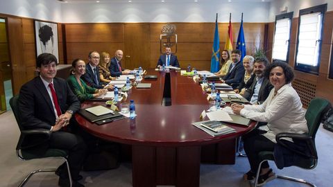 El presidente del Principado de Asturias, Adri�n Barb�n (c), preside este jueves la reuni�n del Consejo de Gobierno