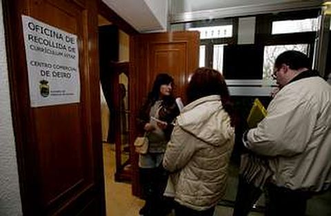 Colas a la puerta del Concello de Vilanova de aspirantes a trabajar en el centro comercial.