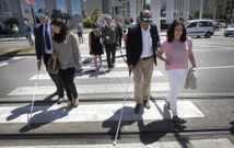 Los empresarios comprobaron lo dif�cil que es moverse por la ciudad sin poder ver. 