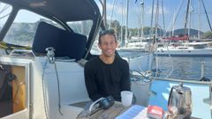 Mikkel Erichsen en su barco, el Triola, tras sufrir un ataque por orcas el jueves