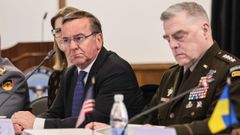 El ministro de Defensa alem�n, Boris Pistorius, junto al jefe del Estado Mayor Conjunto de Estados Unidos, Mark Milley, durante la reuni�n en la base a�rea de Ramstein