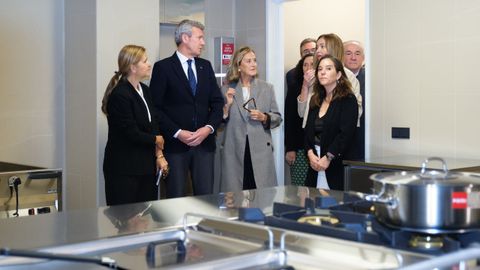 En primer término, de izquierda a derecha, la arquitecta Elsa Urquijo; el presidente de la Xunta, Alfonso Rueda; la presidenta de la Fundación Amancio Ortega, Flora Pérez; la conselleira de Política Social, Fabiola García, y la alcaldesa de A Coruña, Inés García, en la visita a la residencia