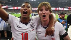 Jude Bellingham y Anthony Gordon celebrando el triunfo de Inglaterra ante M�xico