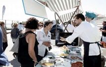 Los restauradores Diego y Ana L�pez ejercieron de embajadores culinarios de Lal�n en A Lanzada.