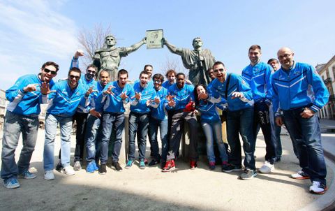 Los jugadores del Breog�n tapearon ayer a mediod�a por el centro de la ciudad. 