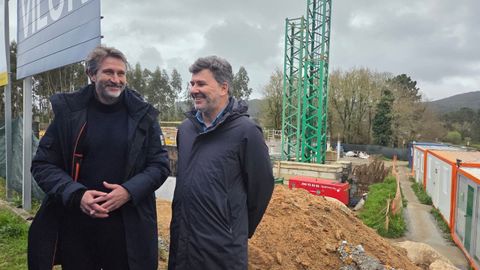 El alcalde de Vilagarc�a, Alberto Varela, junto al eurodiputado Nicol�s Gonz�lez