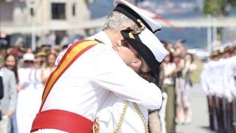 Tras la imposición de la condecoración, el rey y la princesa se han fundido en un abrazo