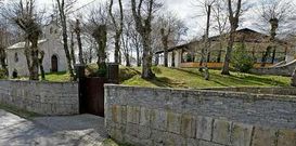 <span lang= es-es >UNA PESADA L�MPARA</span>. La de la fotograf�a de arriba es una de las dos pesadas l�mparas que quedan en la que fue casa de Dorribo, en O Corgo (abajo). Para sacarla de la casa hacen falta varias gr�as.