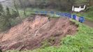 Un desprendimiento del terreno amenaza con derrumbar una carretera local en Naves, concejo de Oviedo