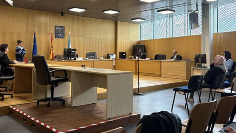 El acusado, con capucha, durante el juicio en Ourense