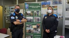 El inspector principal �ngel Merelas y la polic�a Mariluz Quintela en la oficina de la patrulla verde.