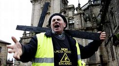 Los vecinos de Arbo se manifestaron recientemente en Santiago para hacerse o�r por las autoridades.