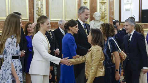 La princesa Leonor, junto a la infanta Sofa, la reina Letizia y el rey Felipe VI, saluda a la ministra de Defensa en funciones, Margarita Robles, durante el besamanos