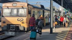 Viajeros acceden al Tren Celta en la estacin de Vigo-Guixar