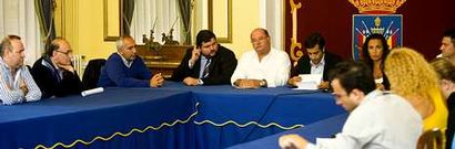 Marcial Rodr�guez, Crist�bal Dobarro, Aldo Regueira, entre otros, ayer con el alcalde y la edil de fiestas.