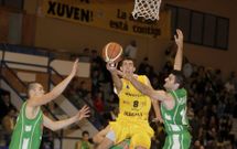 Chapela, que lanza a canasta en una imagen del partido de la primera vuelta, anot� ayer 4 puntos. 