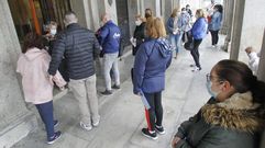 Personas aguardando ayer en el soportal del Ayuntamiento su turno para acceder al registro municipal.
