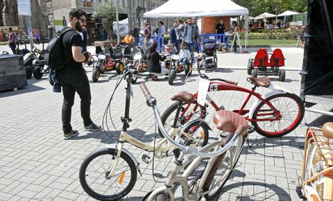 La Feira da Bicicleta est instalada en la praza de Espaa, a pocos metros de la Feira da Cervexa. 