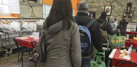 Imagen reciente de vecinos de la ciudad haciendo cola en la Cocina Econ�mica para recibir alimentos. 