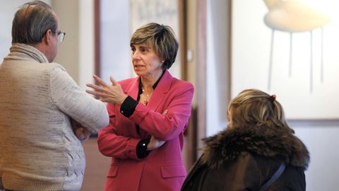 La diputada de Ciudadanos Ana Mar�a Coto (c) conversa con un asistente tras anunciar su dimisi�n como parlamentaria 