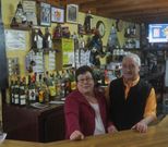 Carmen y Rafael, detr�s de la barra en la que llevan 18 a�os. 