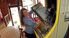 Los infractores rompieron la pantalla de la tragaperras para llevarse la recaudaci�n.