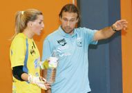 La portera brasile�a dialoga con Lucas durante un partido. 