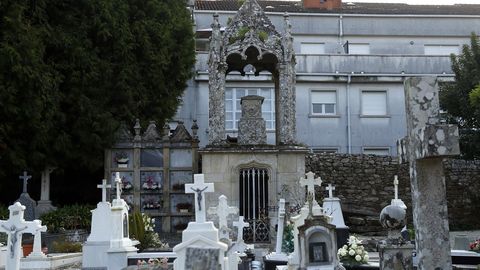 En Santa Mara A Nova se conserva un cruceiro gtico con el baldaquino de A Quintana dos Mortos