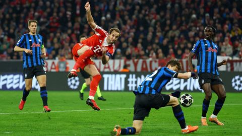 Harry Kane, disparando a puerta durante el partido contra el Atalanta