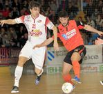Iago Rodr�guez fue uno de los m�s activos ante ElPozo (3-8). En la foto, pugna con Marinovic. 
