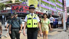 Polic�a brit�nica y guardias civiles patrullando por las calles de Magaluf