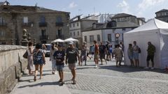 Turistas a los pies de la Catedral de Lugo, que esperan para ver el eclipse