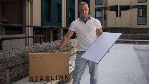 David Faro muestra uno de los equipos Starlink que utiliza para conectar las alarmas al sat�lite