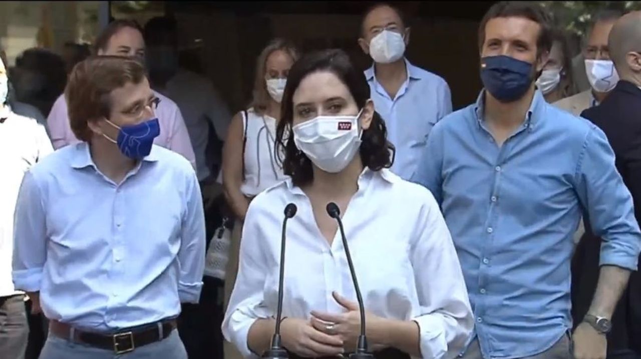 Malestar en el PP con las palabras de Ayuso sobre el rey y los indultos