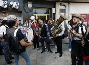 Numerosos j�venes aprovecharon la jornada festiva para reunirse en las calles de Mar�n. 
