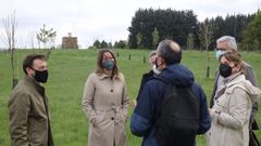 Visita de un monitor de la Comisi�n Europea, a la izquierda, al bosque de As G�ndaras, del proyecto Life Lugo+Biodin�mico