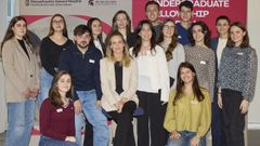 La directora de la Fundacin Barri, Carmen Arias (sentada, en el centro), con los becarios del Summer Undergraduate Fellowship Program