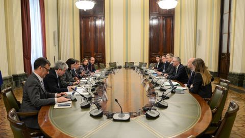A la izquierda, la delegaci�n del Ministerio de Agricultura, Pesca y Alimentaci�n encabezada por Luis Planas, reunida en Madrid con la de Dinamarca, con el ministro Jacob Jansen al frente 