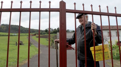 Isaac V�zquez, en su finca de Poago, con su terreno de patatas al fondo