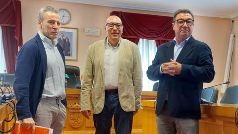 El abogado del Concello de Barbad�s, David del R�o, el alcalde Xos� Carlos Valc�rcel, y el letrado del regidor, Alberto Arca.