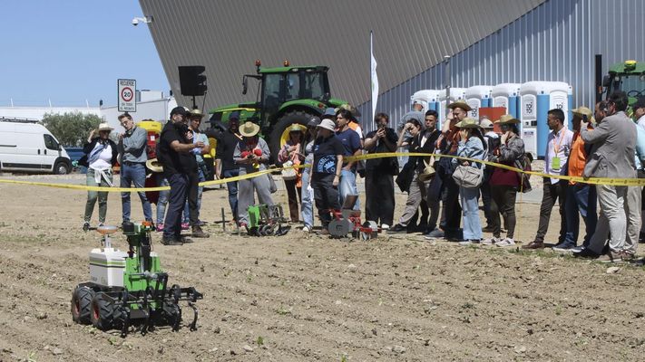 Participantes en la jornada observan el funcionamiento de uno de los desarrollos de John Deere