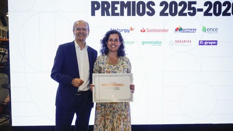 PREMIOS PRENSA-ESCUELA 2025/26. La Voz de la Escuela propuxo aos alumnos de bacharelato un concurso para o mellor comentario de texto dun artigo de opini�n (ao estilo da selectividade) e ga�ouno Hugo P�rez Rocha,. Tanto o alumno como o seu docente reciben unha subscrici�n anual a La Voz en PDF, ademais de ver o artigo publicado no suplemento. Xos� Lu�s Vilela, director da Fundaci�n Santiago Rey Fern�ndez-Latorre. entregou o diploma acreditativo a Carmen Castelao, profesora de Hugo, que non poido vir � festa.