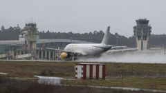 Una aeronave de Vueling opera en el aeropuerto de Santiago, en foto de archivo