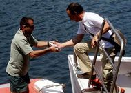 Agentes recogen pruebas de la dinamita arrojada por los pesqueros a las aguas del Berb�s.