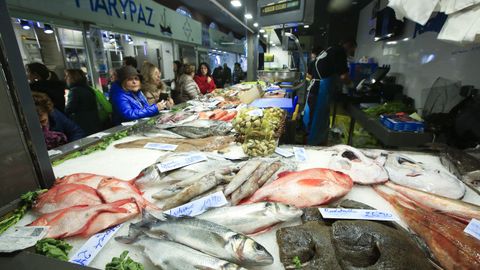 Ambiente en las pescaderas de la plaza de Abastos de Lugo a pocos das de Navidad 