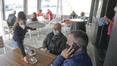 Terraza de la cafeter�a restaurante Fragas do Eume, en Cabanas, ayer por la tarde