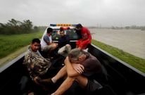 Unos habitantes de Plaquemines Parish, en Luisiana, tras ser rescatados.