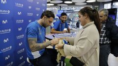 Los jugadores del Dépor José Ángel (izquierda) y Zaka (derecha) firmaron autógrafos en la tienda Movistar de la plaza de Pontevedra