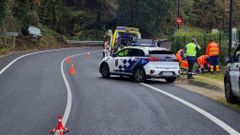 En la izquierda, el vehículo que se salió de la vía en Reza (Ourense) e impactó con un peatón mortalmente.